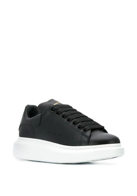 Sneakers Oversize Nere Con Suola Bianca ALEXANDER MCQUEEN | 553770-WHGP01000