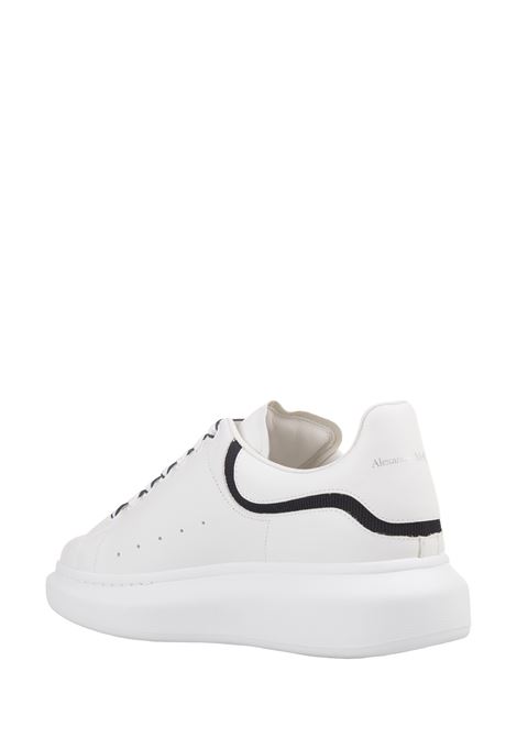 Sneakers Oversize Bianche Con Inserto Blu Navy Sul Tallone ALEXANDER MCQUEEN | 794506-WIEEW9095