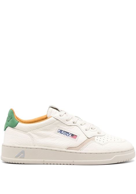 Medalist Low Sneakers In White Leather And Green Suede AUTRY | AULMLE17