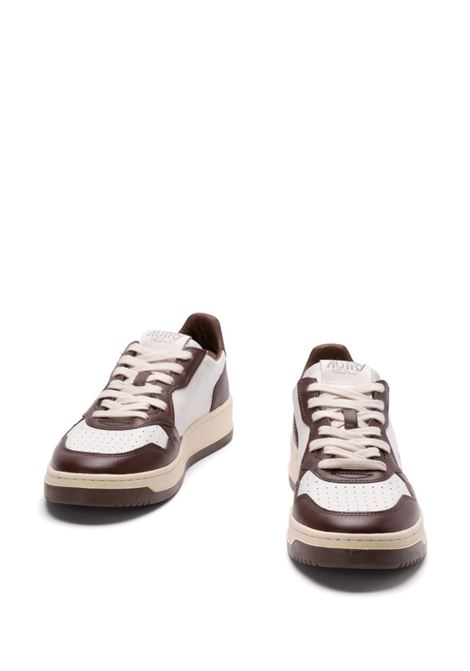 Sneakers Medalist Low In Pelle Bicolor Bianca e Marrone AUTRY | AULMWB46