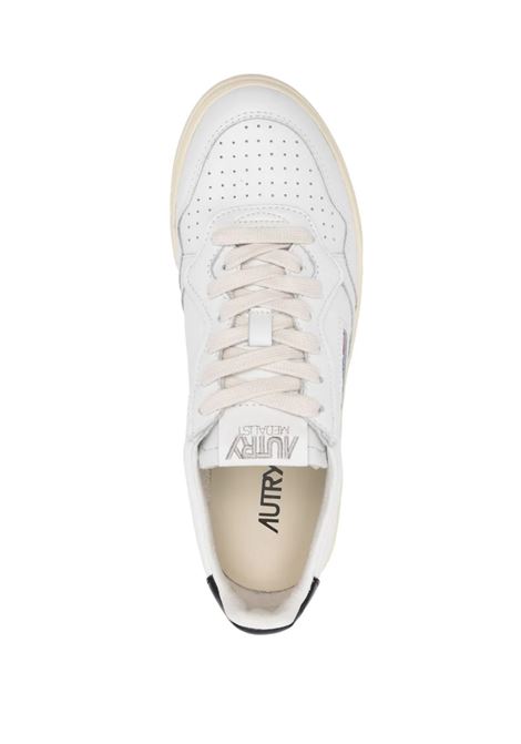 Medalist Low Sneakers In White and Black Leather AUTRY | AULWLL22