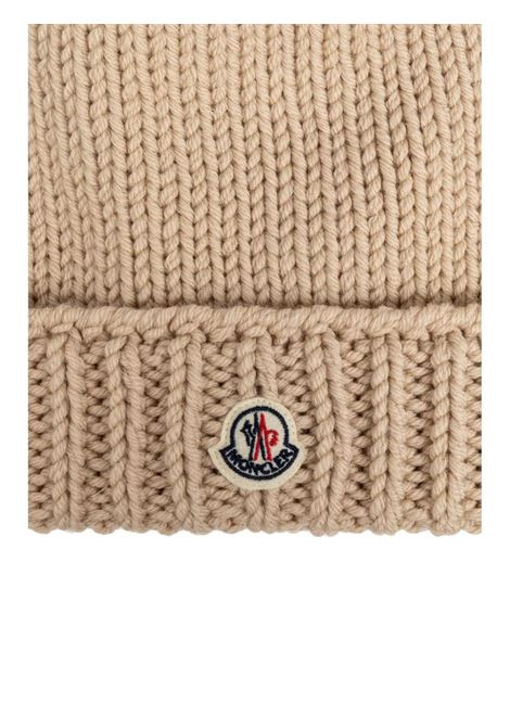 Berretto In Maglia Rasata Beige Chiaro Con Logo MONCLER ENFANT | 3B000-26 M1172220