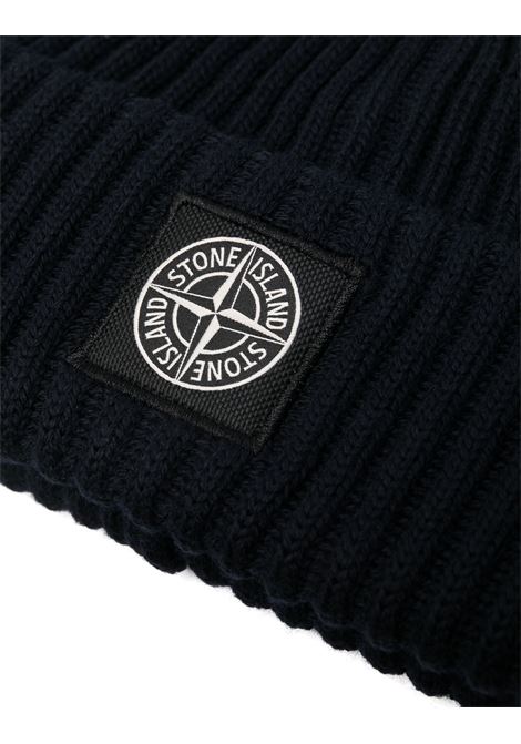 Berretto In Lana a Coste Blu Navy Con Logo STONE ISLAND | 8115N22C3V0020