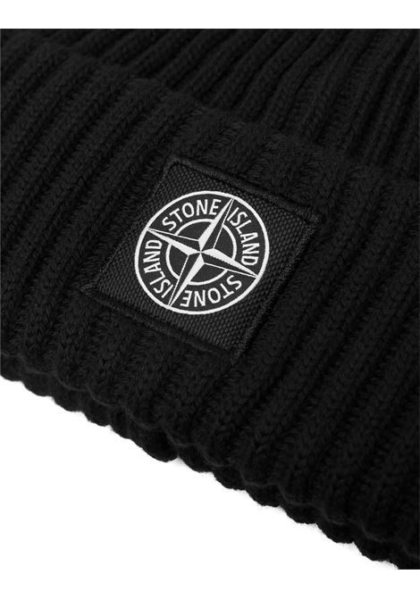 Berretto In Lana a Coste Nero Con Logo STONE ISLAND | 8115N22C3V0029