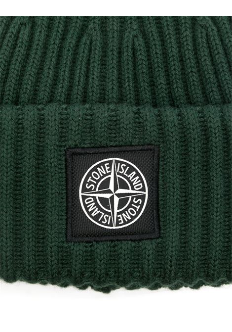 Berretto In Lana a Coste Verde Con Logo STONE ISLAND | 8115N22C3V0059